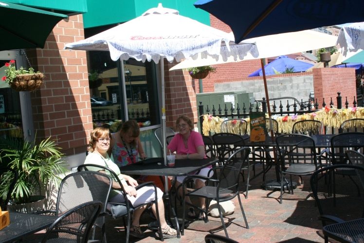 20110812-1119-Kathy-Jessie-Dale-TheGreenTurtleRestaurant-CreeksidePlaza-FrederickMD